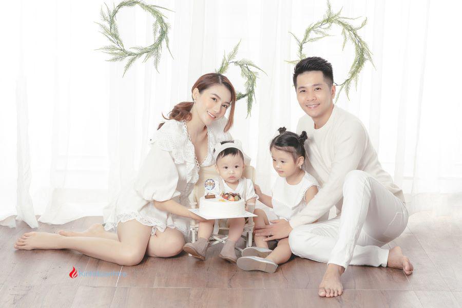 Gia đình người mẫu Lê Hà trong bộ ảnh được thực hiện bởi Dinky Hoang