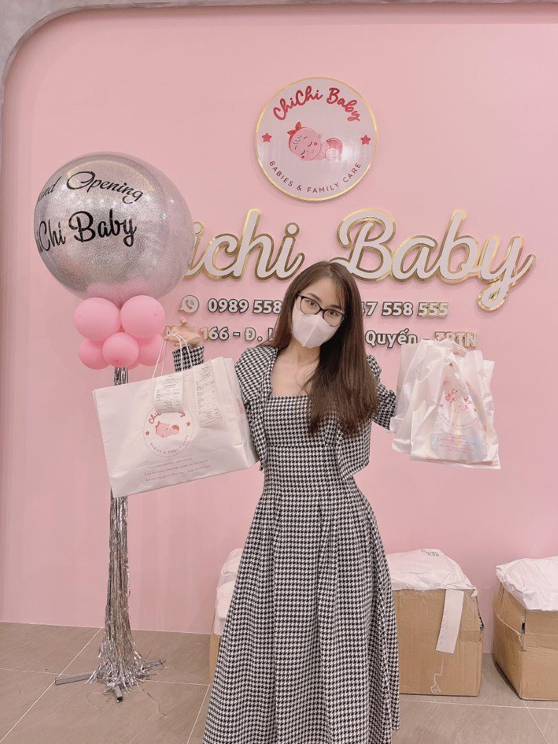 Chị Thủy Tiên chủ cửa hàng ChiChi Baby trong ngày khai chương