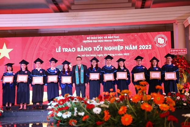  PGS, TS Nguyễn Xuân Minh - Giám đốc CSII trao khen thưởng cho các tân cử nhân có thành tích xuất sắc