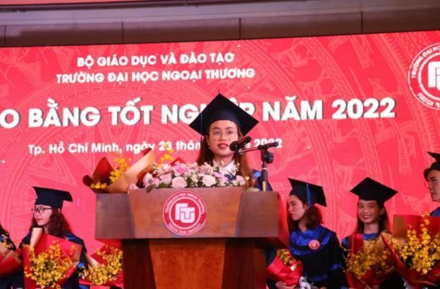 Cử nhân Nguyễn Phan Thuý Hiền - Thủ khoa chuyên ngành Kinh tế đối ngoại phát biểu tại buổi lễ