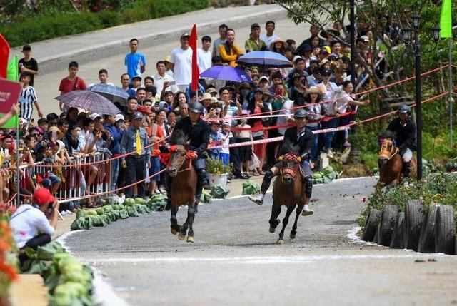 Lễ hội Vó ngựa trên Mây với sự tham gia của 30 nài ngựa đến từ Bắc Hà, Simacai, Bát Xát - TP Lào Cai (tỉnh Lào Cai) và tỉnh Tuyên Quang