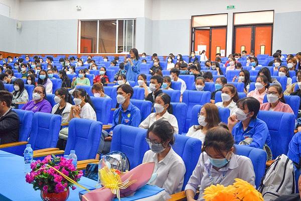 Sinh viên tham dự tại buổi Workshop do CTCP Việt Nam Trẻ phối hợp cùng trường ĐH An Giang tổ chức