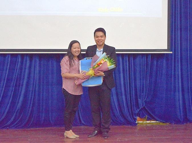 Cô Thái Thị Thùy Dương – Chuyên viên Phòng Công tác Sinh viên, Trường ĐH An Giang trao quà cho diễn giả Đoàn Khắc Chiến